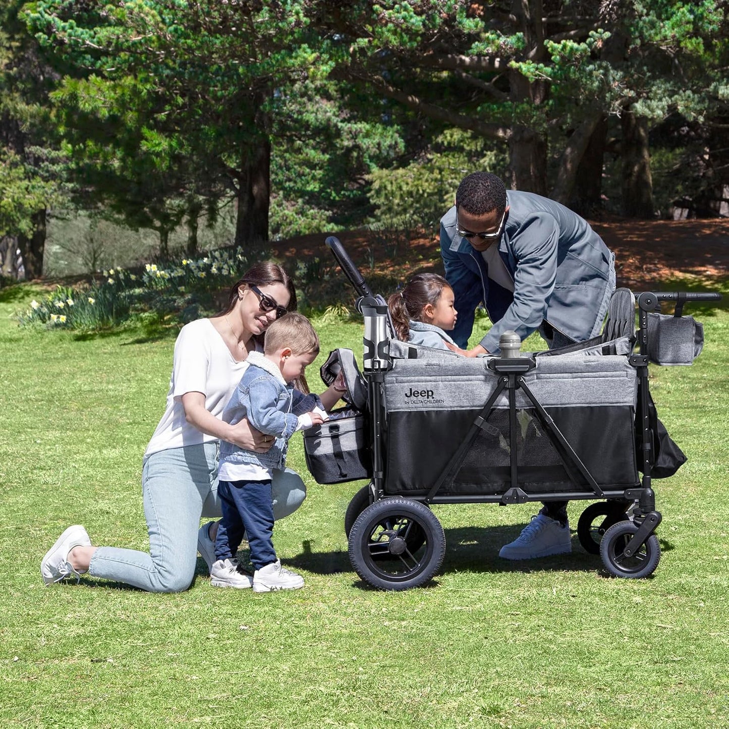 Luxurious 4-seater children's stroller - A high-end 4-seater children's stroller specially designed for 4 children, equipped with convertible seats, adjustable push-pull handles, detachable sunshade, and flat folding device. The color is grey.