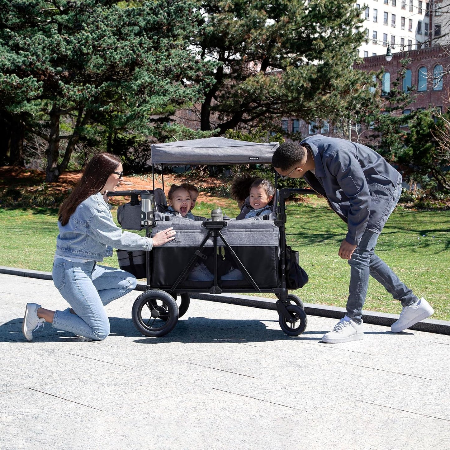 Luxurious 4-seater children's stroller - A high-end 4-seater children's stroller specially designed for 4 children, equipped with convertible seats, adjustable push-pull handles, detachable sunshade, and flat folding device. The color is grey.