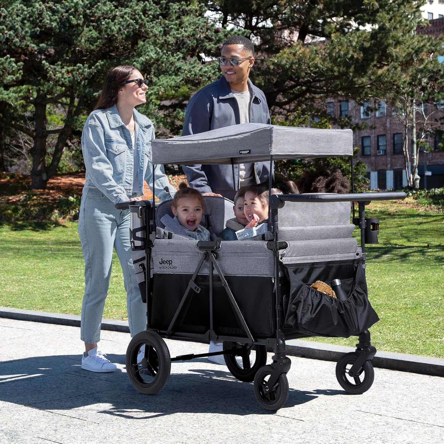 Luxurious 4-seater children's stroller - A high-end 4-seater children's stroller specially designed for 4 children, equipped with convertible seats, adjustable push-pull handles, detachable sunshade, and flat folding device. The color is grey.