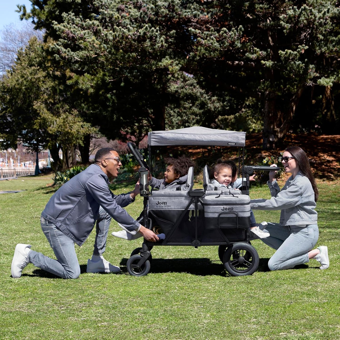 Luxurious 4-seater children's stroller - A high-end 4-seater children's stroller specially designed for 4 children, equipped with convertible seats, adjustable push-pull handles, detachable sunshade, and flat folding device. The color is grey.