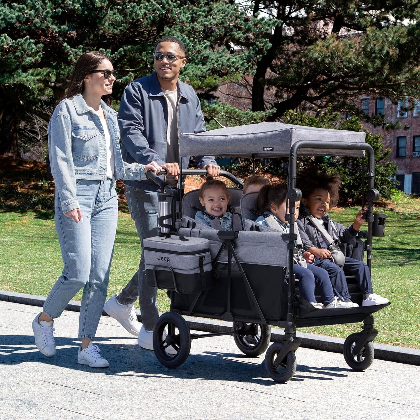 Luxurious 4-seater children's stroller - A high-end 4-seater children's stroller specially designed for 4 children, equipped with convertible seats, adjustable push-pull handles, detachable sunshade, and flat folding device. The color is grey.