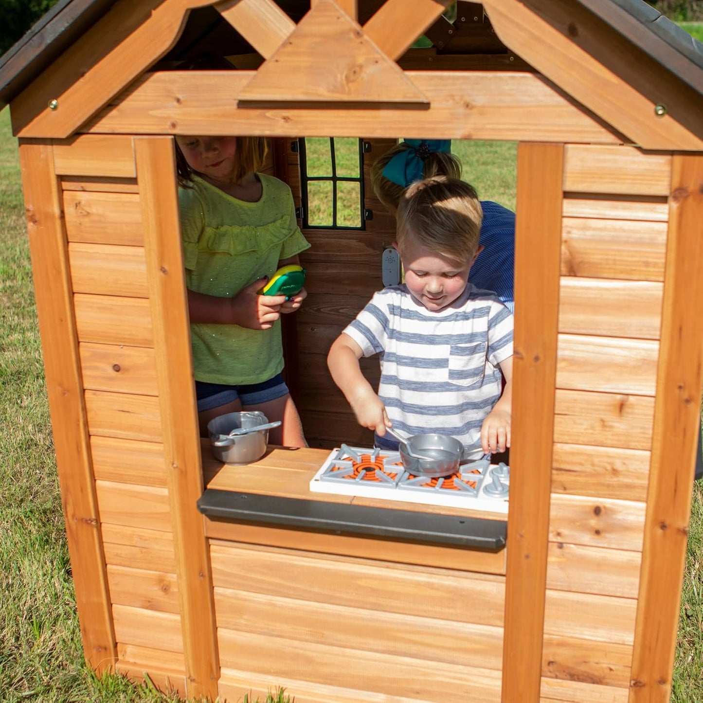 Children's playhouse cabin, equipped with a game kitchen, snack bar, half-door, toy phone, windows, flower pot stand and an operable doorbell, suitable for creative outdoor games.